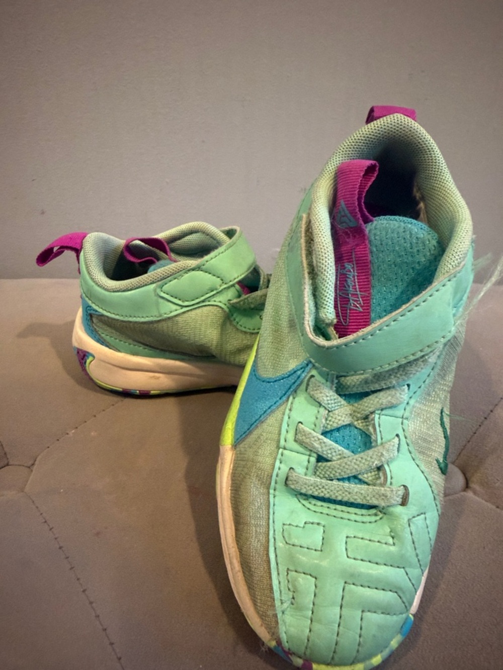 Nike Kids Mint Green Sneakers with Pink Pull Tab